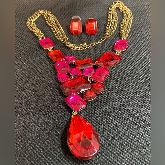 Faux Stone Daisy Bib Statement Necklace - Siam Red - adjustable clasp - Picture 2 of 6